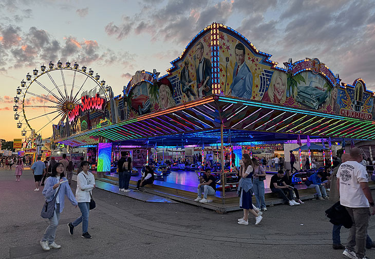 Riesenrad Willenborg und Diebold Super Skooter  auf der Maidult Regensburg 2024 (©Foto: Martin Schmitz)